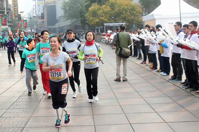 汶川地震失雙腿 廖智戴假肢跑完上海馬拉松