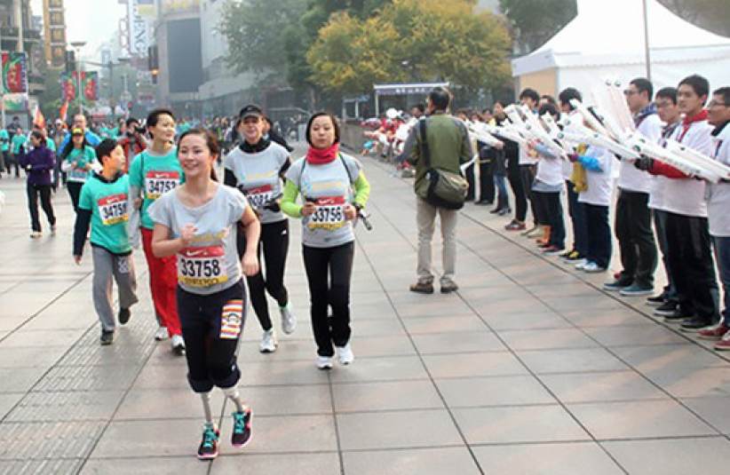 汶川地震失雙腿 廖智戴假肢跑完上海馬拉松