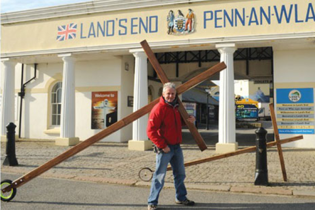 英國基督徒背著巨型十架環遊世界傳福音