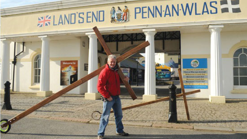 英国基督徒背著巨型十架环游世界传福音