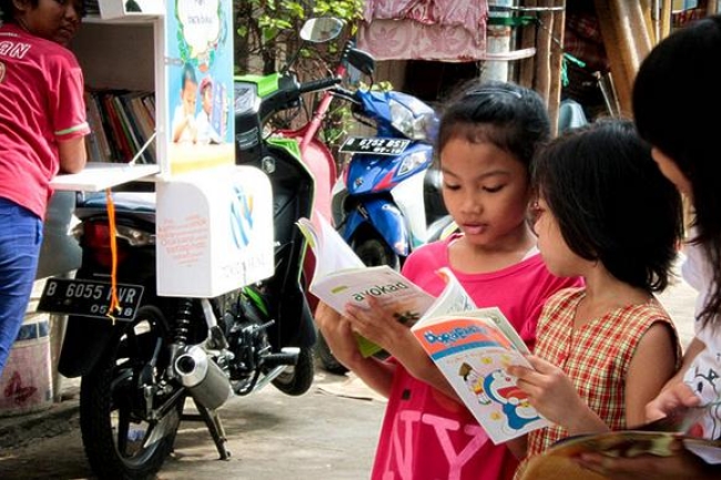 宣明會電單車圖書館穿梭印尼鬧市 數千孩童受惠