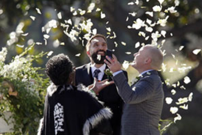 洛杉磯玫瑰花車遊行辦同性戀婚禮引抨擊