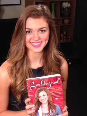Sadie Robertson Holding Her New Book 'Live Original'