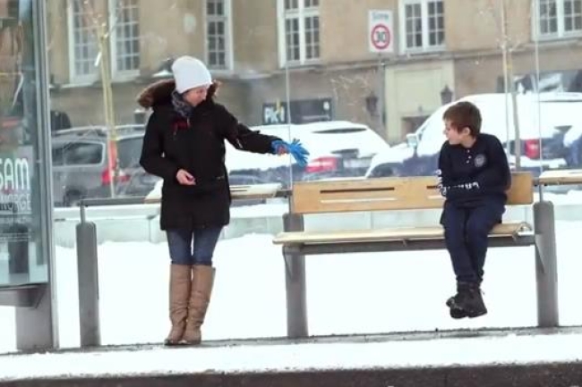 挪威人向凍僵孩子紛紛伸援手 影片熱播喚愛心