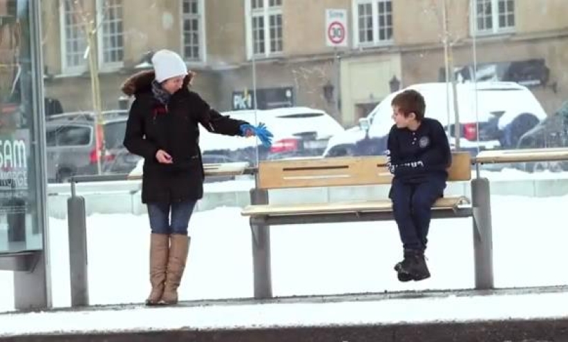 挪威人向冻僵孩子纷纷伸援手 影片热播唤爱心