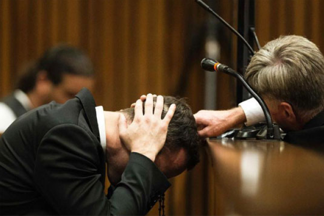 證人指「刀鋒戰士」痛哭求 上帝讓女友存活