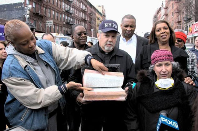 曼哈頓爆炸廢墟發現古老聖經奇跡般無損