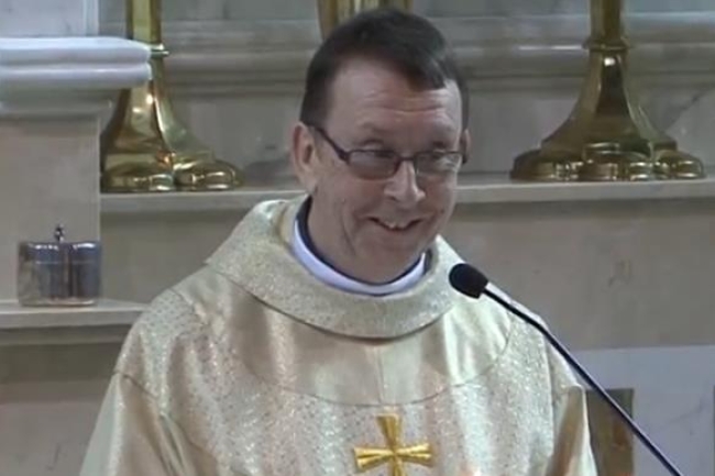 神父婚禮突獻唱《哈利路亞》新人感動落淚