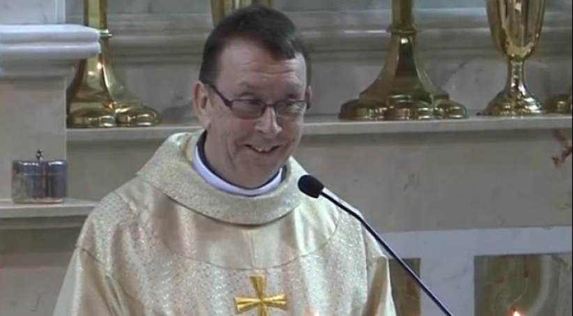 神父婚礼突献唱《哈利路亚》新人感动落泪