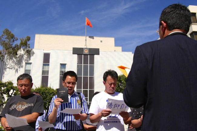 洛杉磯基督徒中國領事館抗議強拆三江教堂