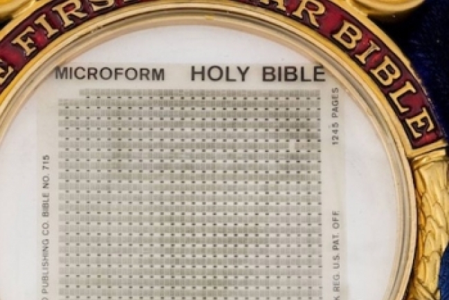 月球聖經拍賣7.5萬美金 被稱最珍稀「書本」