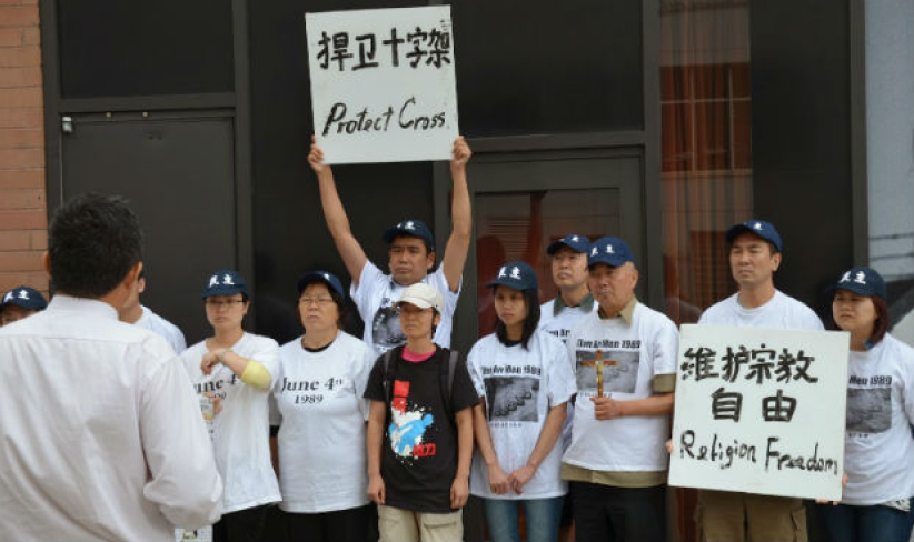 紐約華人信徒中領館抗議大陸當局強拆十字架 