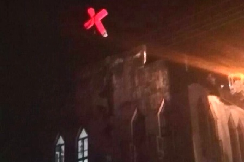 溫州垂楊教堂十字架半夜遭數百人強拆 