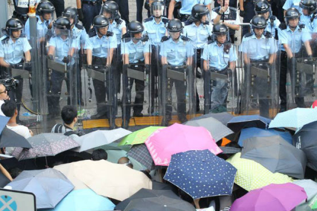 「佔中」啟動上萬巿民和平佔金鐘 政府催淚彈回應激民憤