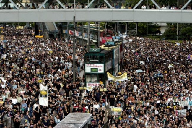 社會氣氛撕裂影響人際關係 港七成市民「不開心」