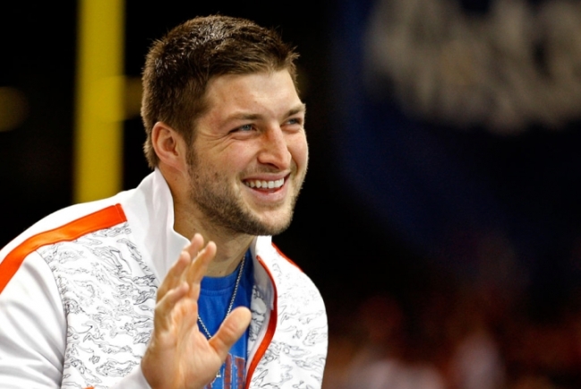 前美式足球明星蒂博 菲律賓辦慈善兒童醫院