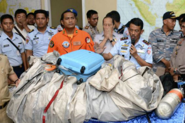 亞航失踪客機殘骸尋獲 打撈大量浮屍