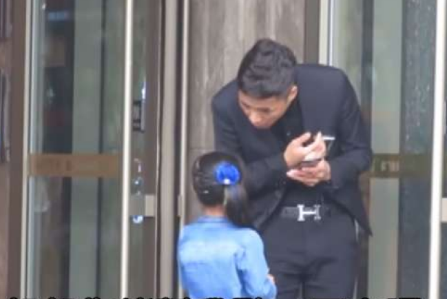 孩子向叔叔借火點香煙被拒 遞上紙條：你為什麼不能愛自己？