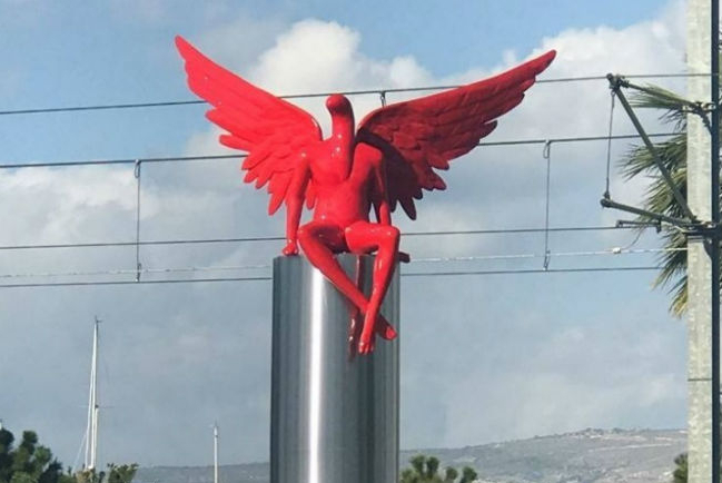 希臘豎立紅色魔鬼像 逾百基督徒示威抗議　