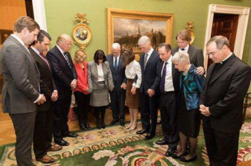 研究中心民調：美國人不信任特朗普 但七成基督徒為他禱告