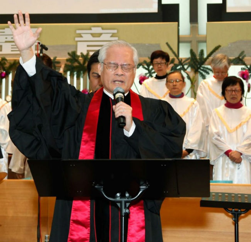 林來慰牧師展示王牧贈送領帶 數十年同圓文字事奉  