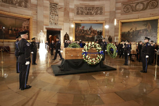 葛培理靈柩安放國會供瞻仰 墓誌銘：主耶穌基督福音傳道人