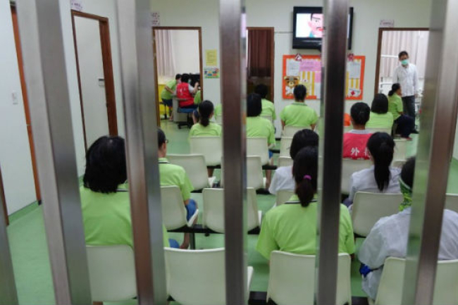 台灣夜場毒女子奉召重返監獄 回頭堅固姊妹