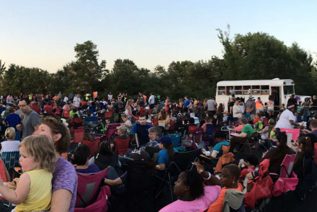 美教會走出圍牆 改裝校巴入社區傳福音