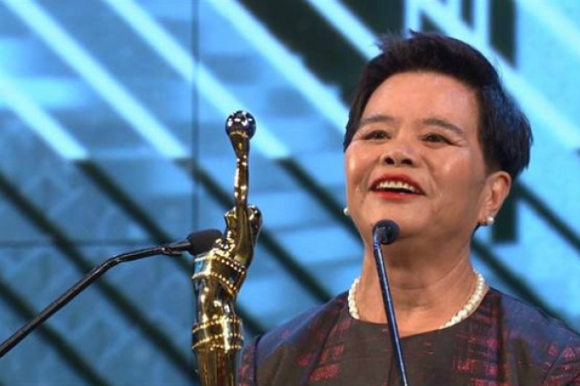 獲「專業精神金像獎」蓮姐茶水倒出見證榮耀歸主