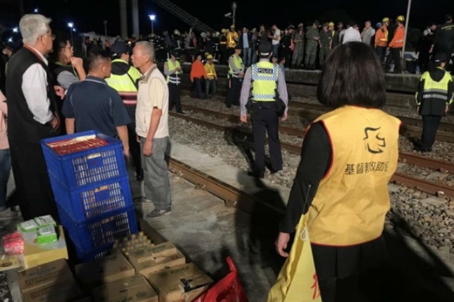 台鐵出軌事故逾半乘客死傷 教會聯合助尋人
