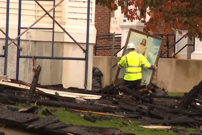 美百年教堂陷火海 耶穌畫像奇蹟「活著」