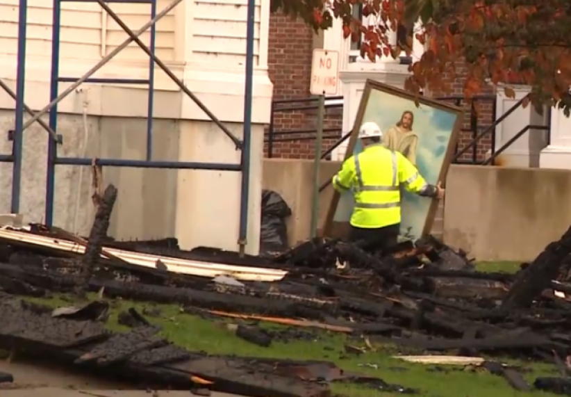 美百年教堂陷火海 耶穌畫像奇蹟「活著」