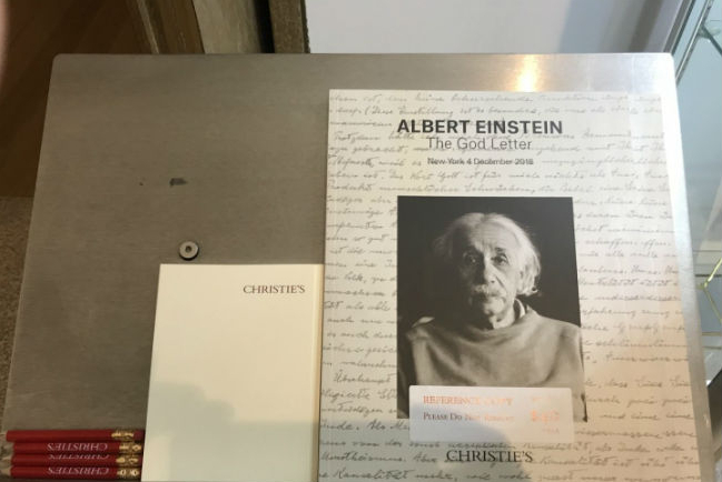 愛因斯坦著名手稿拍賣 直稱信上帝是「軟弱」聖經是「傳說」