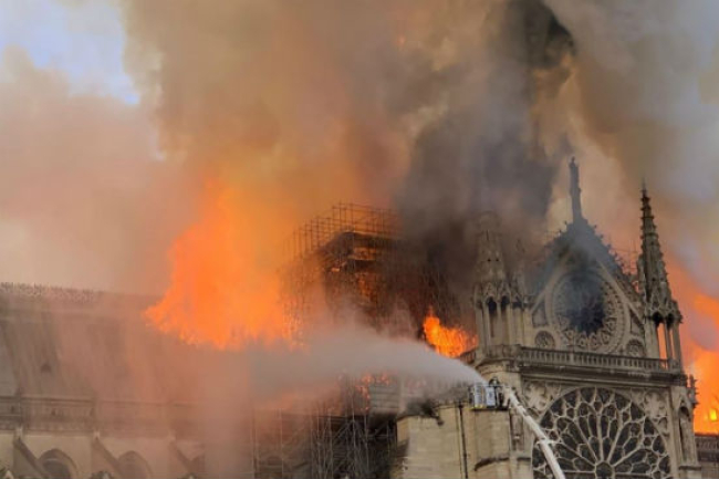 法國聖母院復活節前陷火海 十字架佇立無損