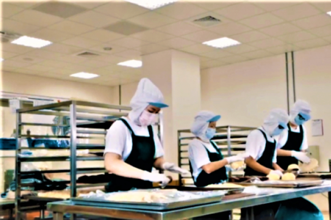 聾人製月餅謀生 教會拓展營宣工場