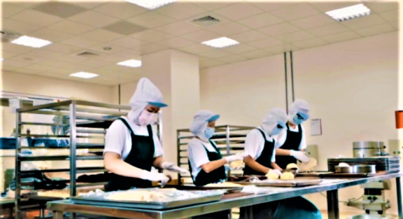 聋人制月饼谋生 教会拓展营宣工场