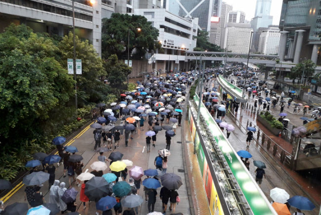 神權超越王權 信徒接連上帝劃破患難時局