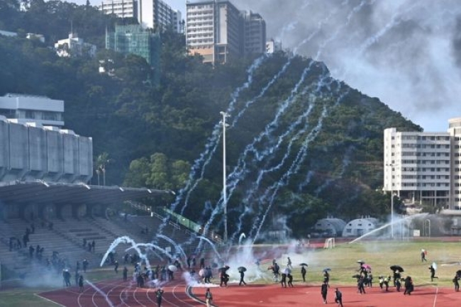 中大學生激烈守校園 警強闖放千枚催淚彈