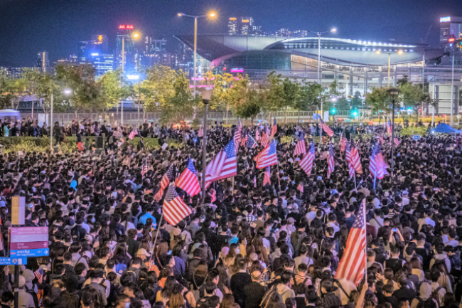 萬人赴人權法案感恩會 美牧師見證:跪街求港現民主