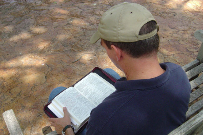 父母小步子女信仰大步 研究:常到教會子女愛讀經