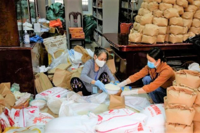 越南總教區發起「以愛抗逆」行動 大米送贈失業家庭