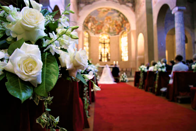 兩地疫情緩和宗教活動待遇迥異 香港守限聚令 新加坡百人參婚禮