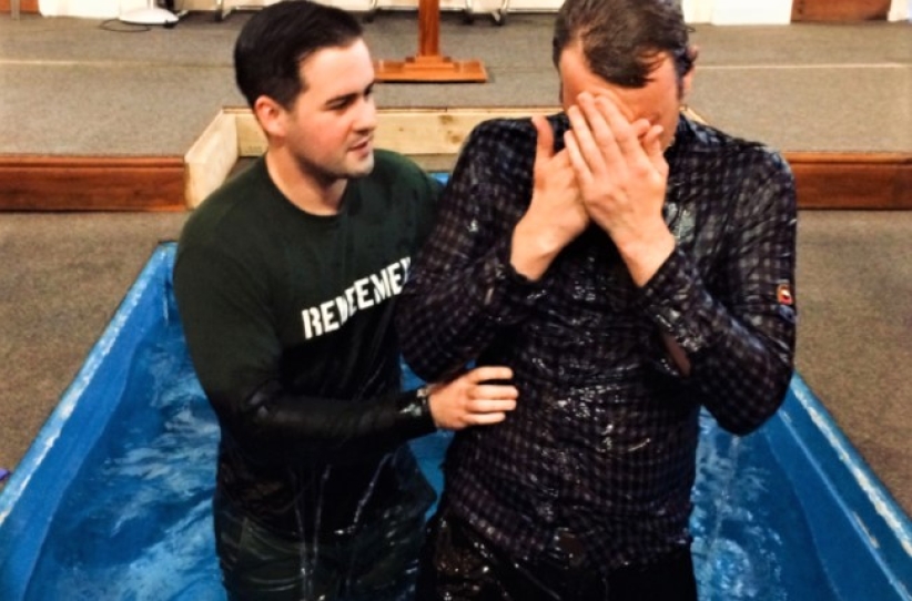 英國第二波疫情鎖城 教堂舉行洗禮警察阻信徒進入