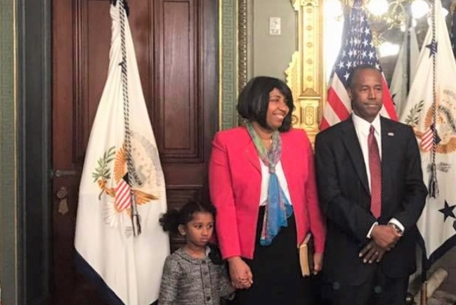 美國住房部長治癒新冠病毒 稱上帝仍掌權