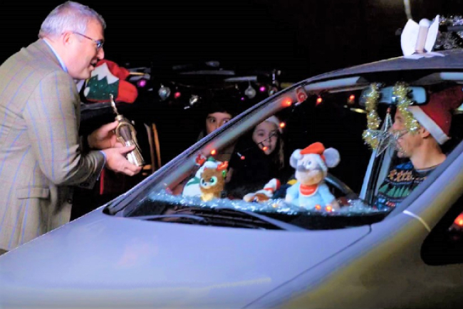 英國多間教會創意迎聖誕 租停車場齊唱詩歌