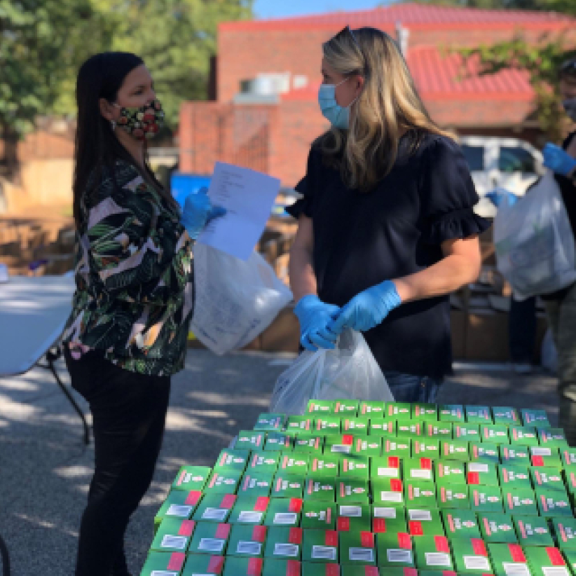 马丁路德金纪念日 团体送餐派衣物践行博爱  