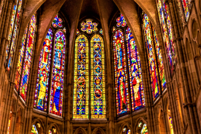 工匠復修十教堂 日光折射玻璃呈現彩繪聖經故事