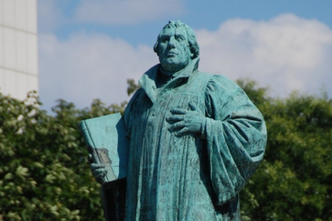 講座論信義宗政教關係：「上帝一國兩治」屬靈屬世並行