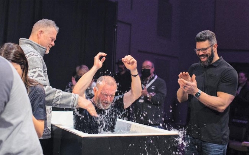 田纳西州浸信会大复兴 千人观线崇拜后涌进教堂 