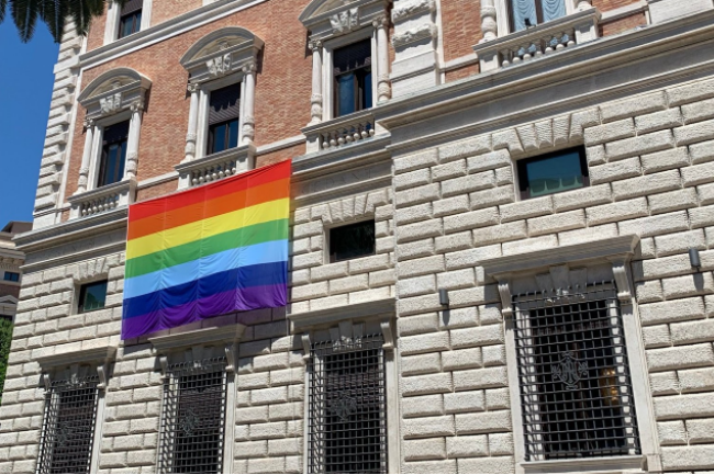 「同志驕傲月」 美駐教廷大使館掛彩虹旗被斥